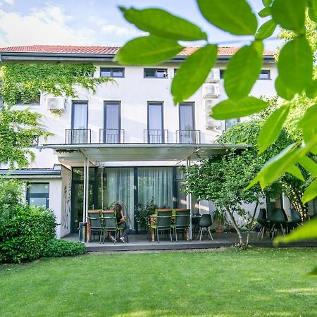 May Residence Dumbravita  Екстериор снимка