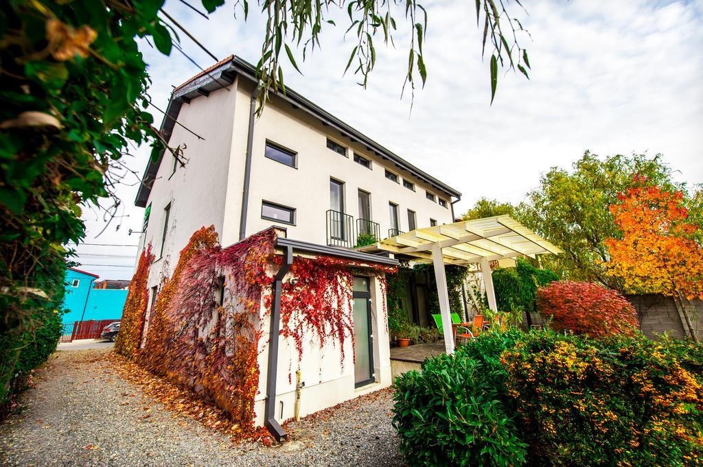 May Residence Dumbravita  Екстериор снимка