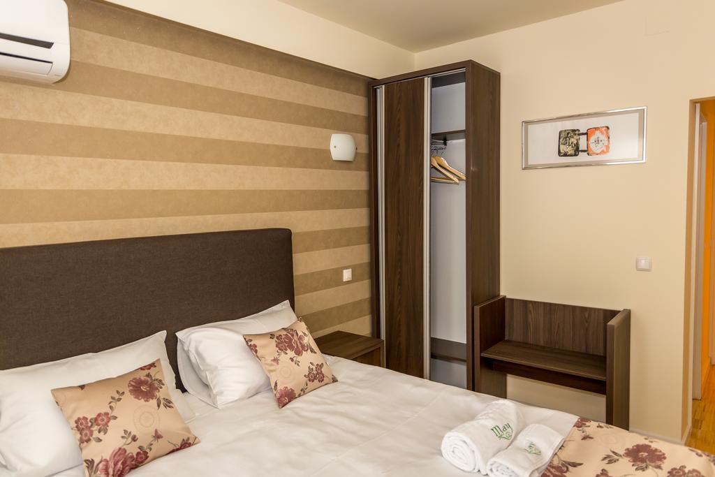 May Residence Dumbravita  Екстериор снимка