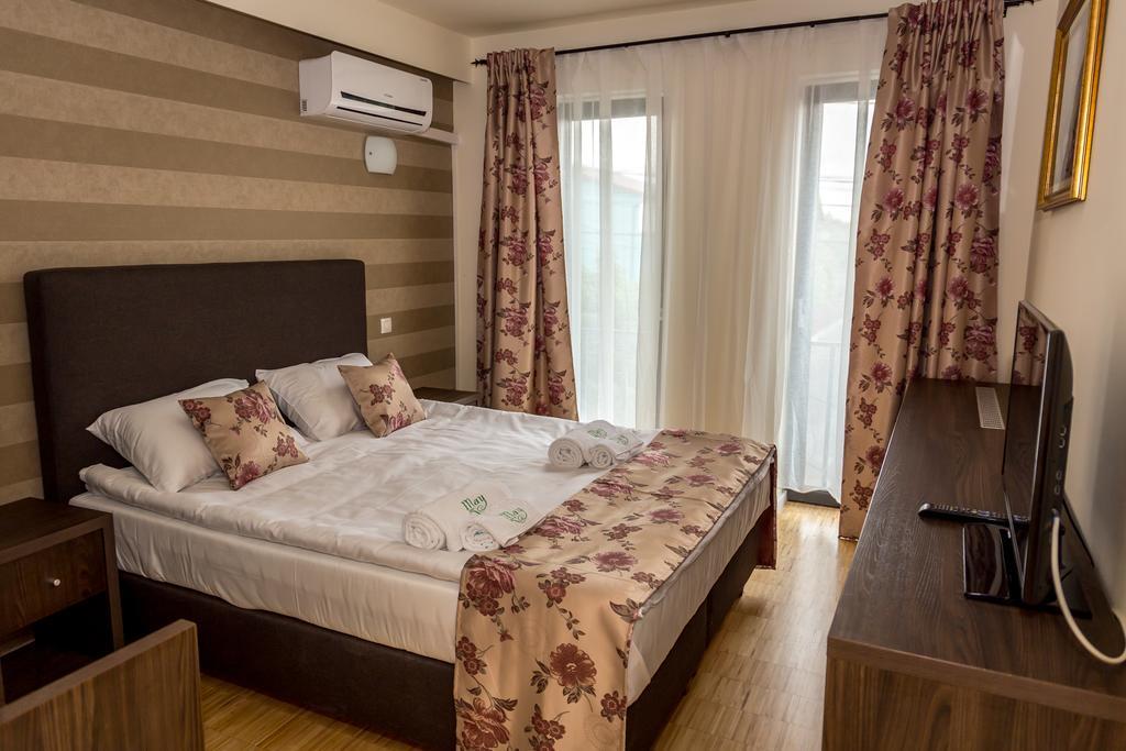 May Residence Dumbravita  Екстериор снимка