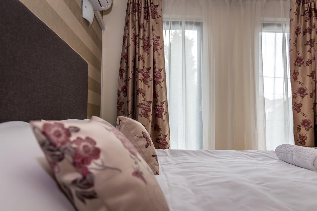 May Residence Dumbravita  Екстериор снимка
