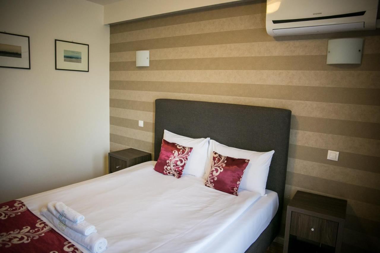 May Residence Dumbravita  Екстериор снимка